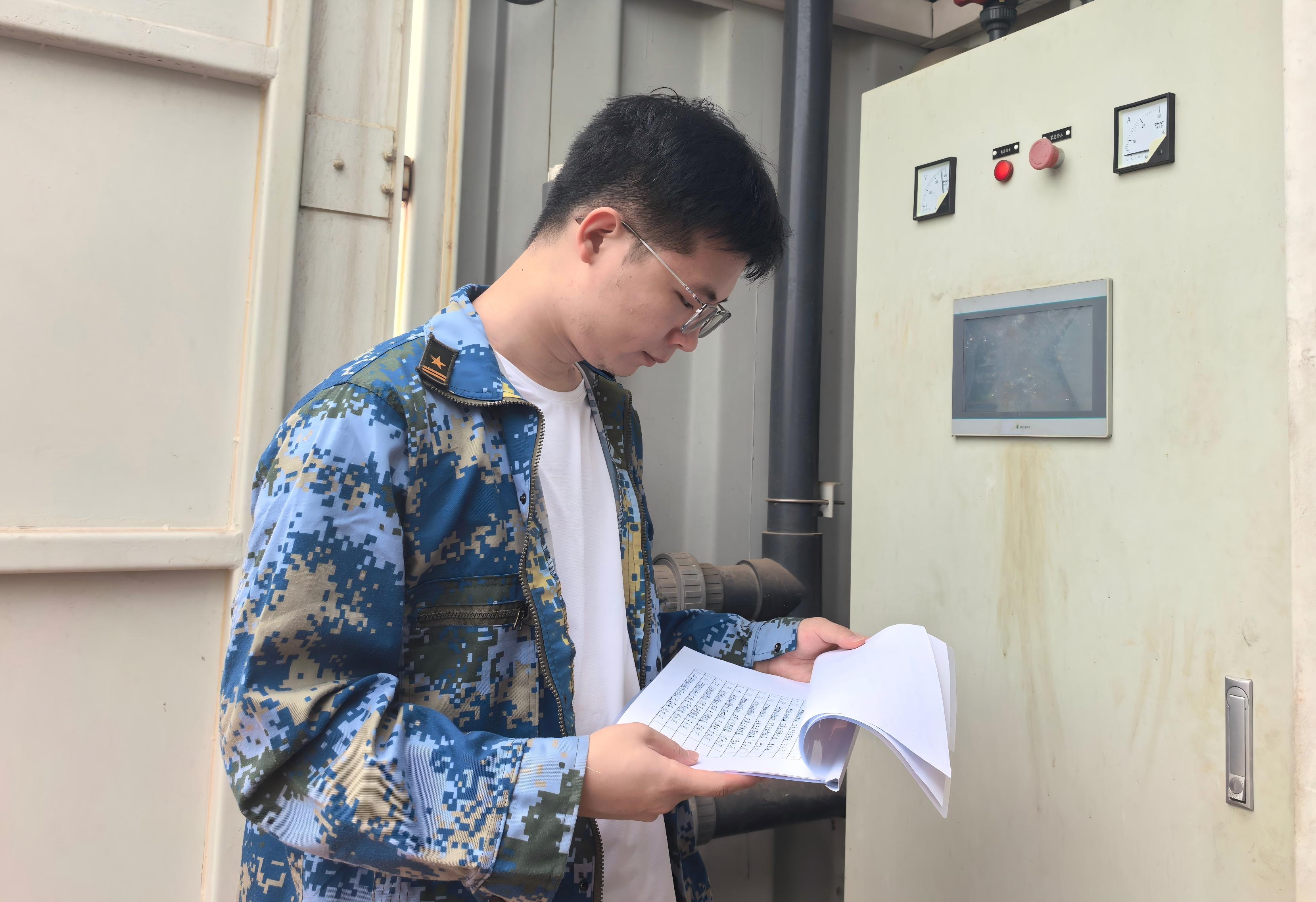 1755631881679.jpg 工作場景2:亓豪偉在一體化污水處理設備巡檢中(1).jpg