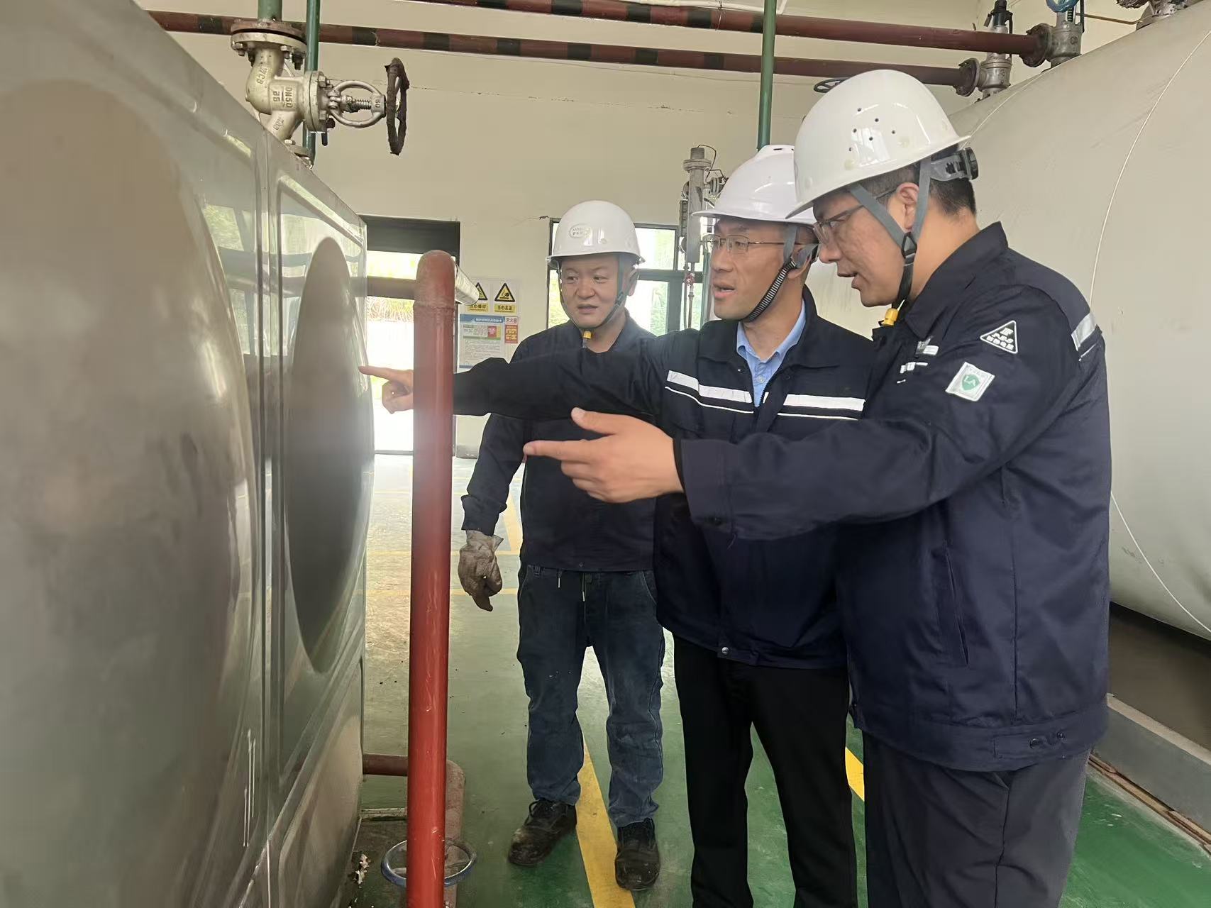 1763433439219.jpg 苗啟濤正在研究如何提升鍋爐使用效率.jpg